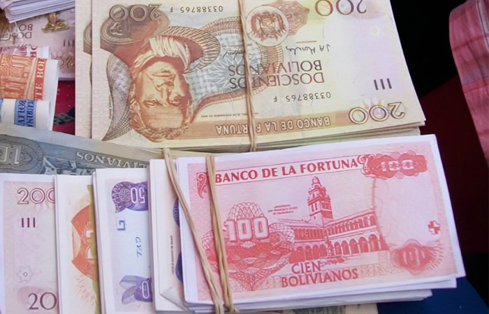 Billetes de Alasitas en la Feria de Alasita