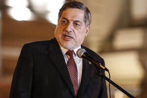 Congresista Bustamante pide que el Ejército peruano invada Bolivia