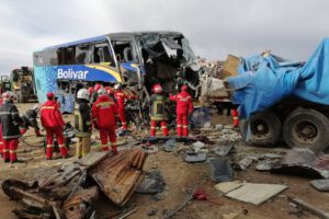 Colisión entre bus y camiones en El Alto dejando siete fallecidos