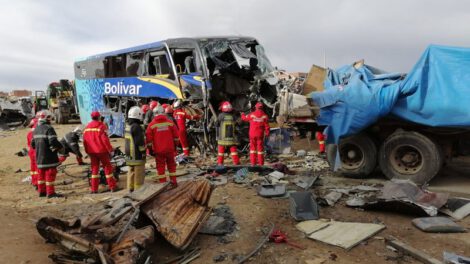 Colisión entre bus y camiones en El Alto dejando siete fallecidos