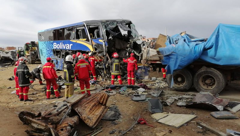 Colisión entre bus y camiones en El Alto dejando siete fallecidos