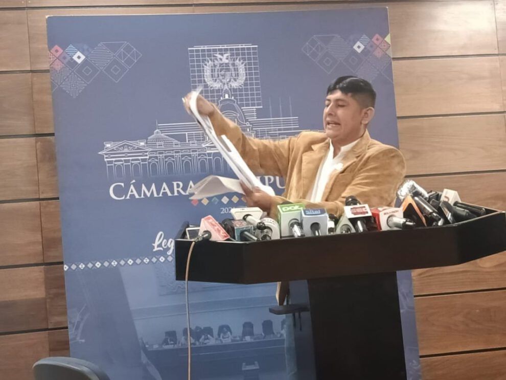 Proyecto de ley contra cívicos presentado por Rolando Cuellar