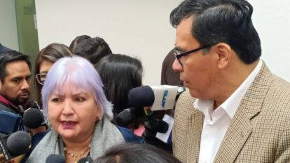 Crisis política en Perú expresada por Gloria Flórez Schneider