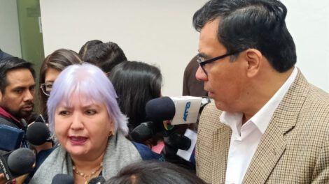 Crisis política en Perú expresada por Gloria Flórez Schneider