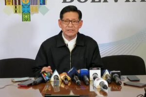 El ministro de Educación, Édgar Pary, discute la nueva malla curricular