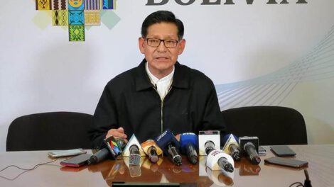 El ministro de Educación, Édgar Pary, discute la nueva malla curricular