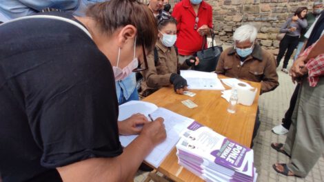 Recolección de firmas para el referéndum de juristas independientes en Cochabamba