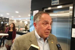 Gustavo Aliaga sugiriendo a Morales no entrometerse en conflictos del Perú