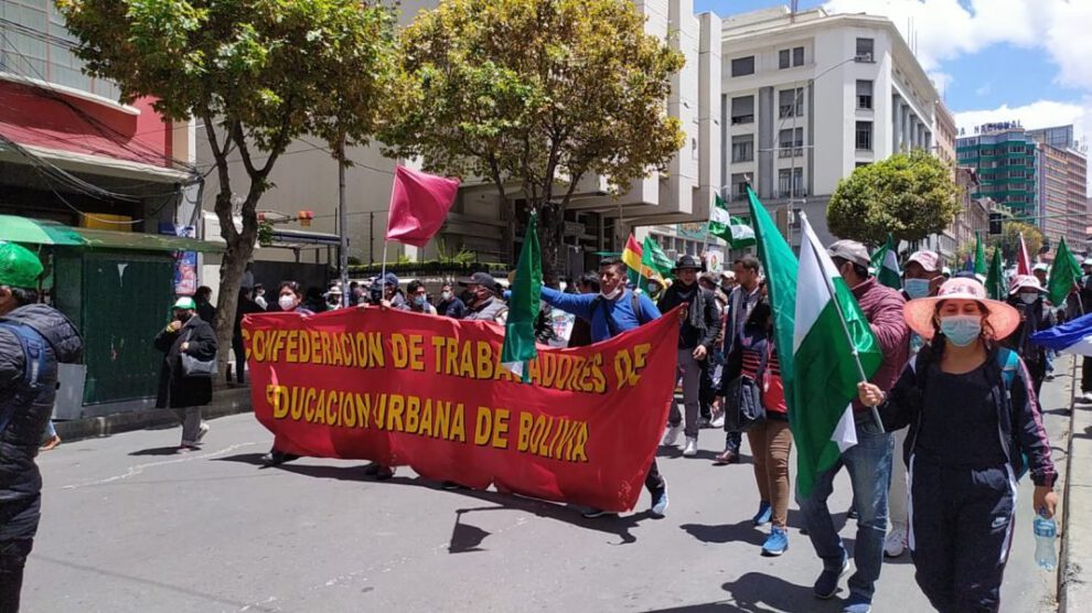 Marcha de maestros urbanos de Bolivia sobre la malla curricular