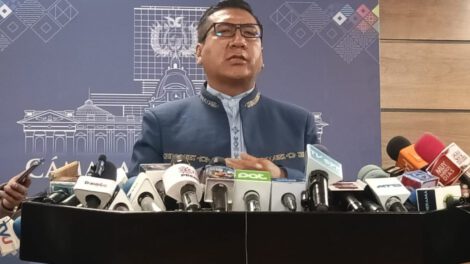 El diputado Freddy Mamani exige disculpas por comentario sobre la Wiphala