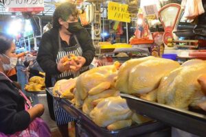 Precio del pollo bajó en los mercados