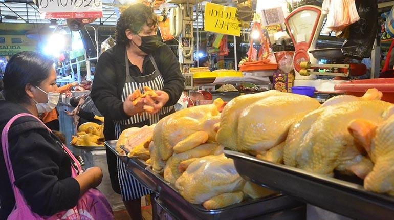 Precio del pollo bajó en los mercados