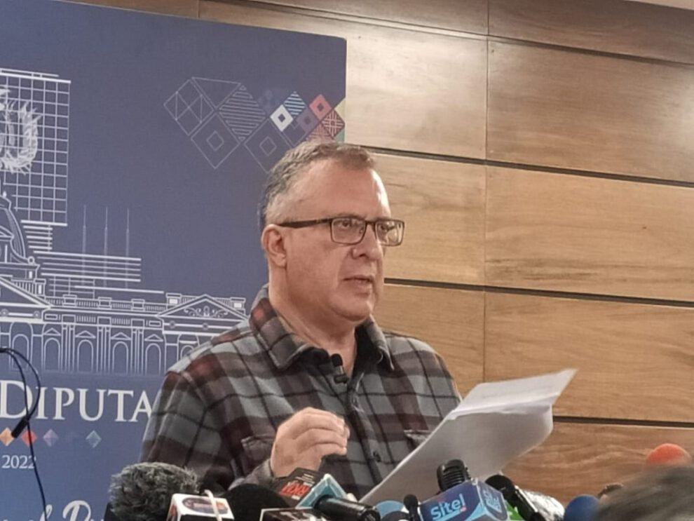 El diputado Carlos Alarcón denuncia que el Gobierno intenta poner en riesgo las reservas de oro