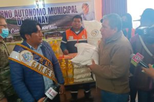 Ayuda humanitaria en La Paz entregada por el ministro de Defensa Edmundo Novillo