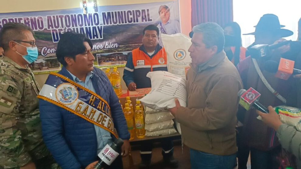 Ayuda humanitaria en La Paz entregada por el ministro de Defensa Edmundo Novillo