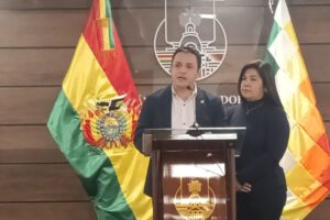 Senador Henry Montero critica la Ley de compra de oro