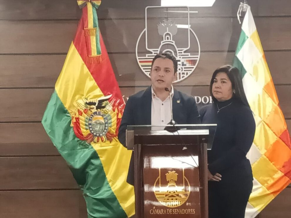 Senador Henry Montero critica la Ley de compra de oro