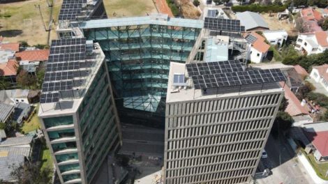 Banco Pyme Ecofuturo apuesta por la energía limpia con 116 módulos solares