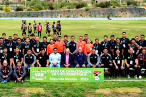 Árbitros orureños destacan su participación en el curso VAR