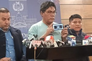 Héctor Arce acusando a funcionarios del Gobierno por difamar a Evo