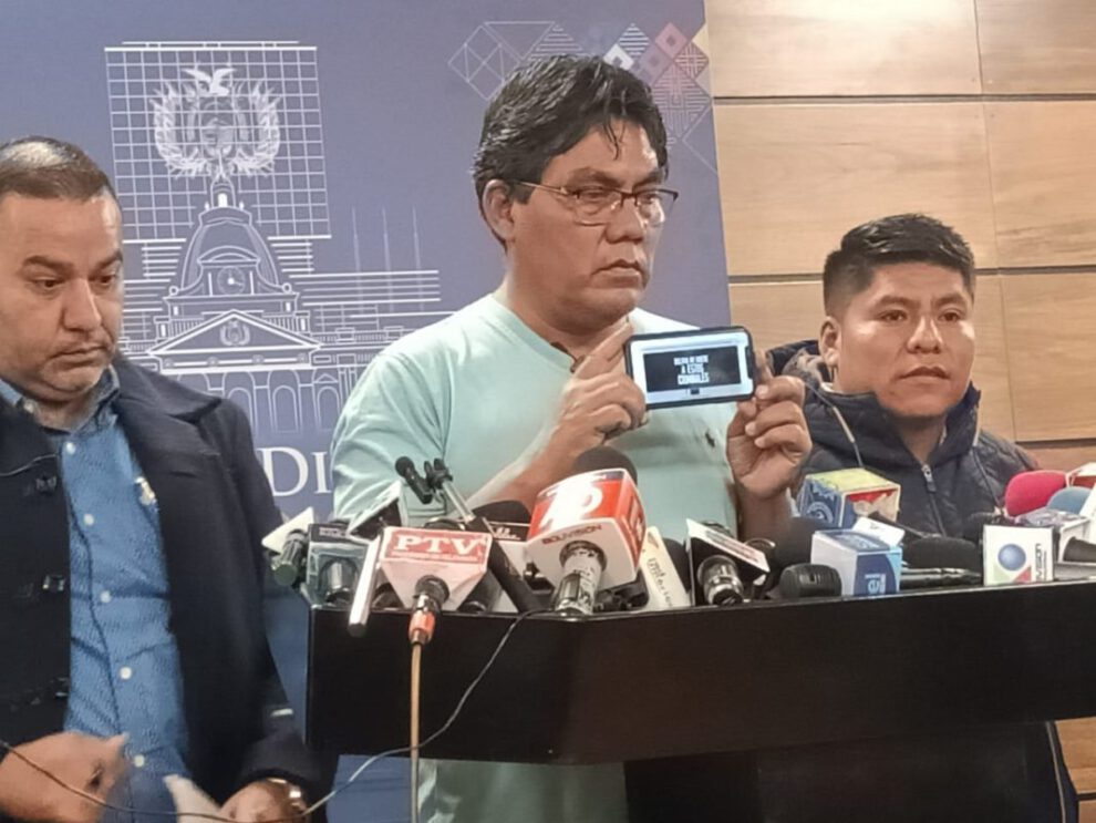 Héctor Arce acusando a funcionarios del Gobierno por difamar a Evo