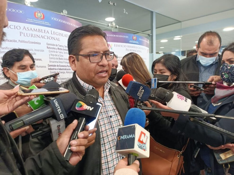 Vicegobernador de Santa Cruz, Mario Aguilera, asumiendo responsabilidades