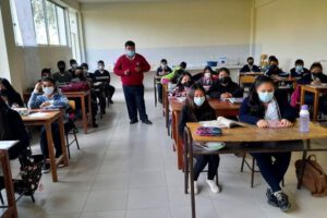 Estudiantes pasando clases en pandemia con la nueva malla curricular