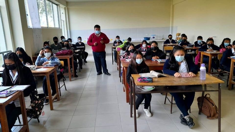 Estudiantes pasando clases en pandemia con la nueva malla curricular