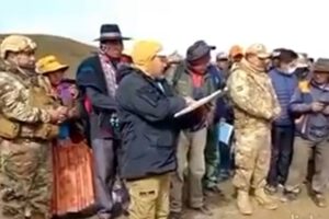 Comunarios de Calamarca presionan a aduaneros para firmar acta