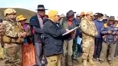 Comunarios de Calamarca presionan a aduaneros para firmar acta