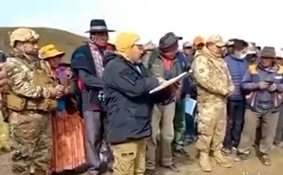 Comunarios de Calamarca presionan a aduaneros para firmar acta