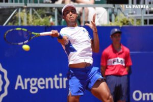 Hugo Dellien en pleno partido ante el argentino Guido Pella