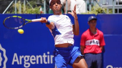 Hugo Dellien en pleno partido ante el argentino Guido Pella