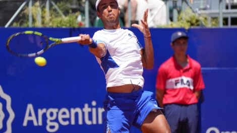 Hugo Dellien en pleno partido ante el argentino Guido Pella