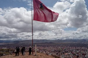 Izamiento de la bandera Rojo Carmesí en Oruro