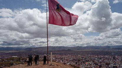 Izamiento de la bandera Rojo Carmesí en Oruro
