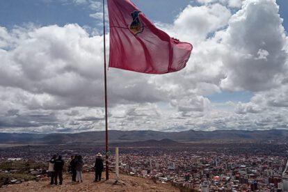 Izamiento de la bandera Rojo Carmesí en Oruro