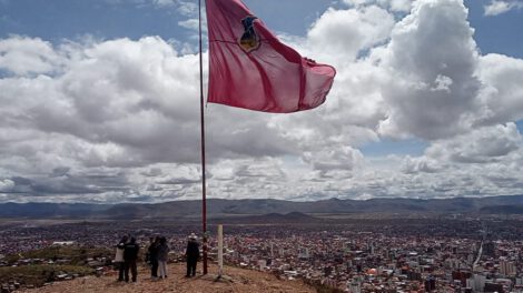 Izamiento de la bandera Rojo Carmesí en Oruro
