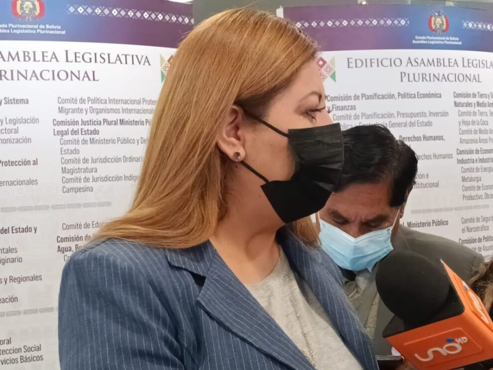 La diputada del MAS, Magalí Gómez, critica el poder económico en el Comité Cívico Pro Santa Cruz