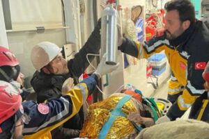 Mujer de 77 años rescatada tras el terremoto en Turquía