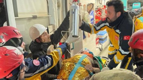 Mujer de 77 años rescatada tras el terremoto en Turquía