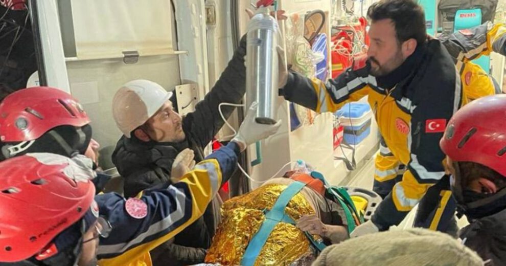 Mujer de 77 años rescatada tras el terremoto en Turquía