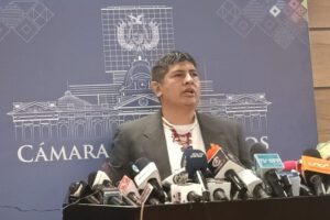 Rolando Cuéllar critica a Evo Morales en conferencia de prensa