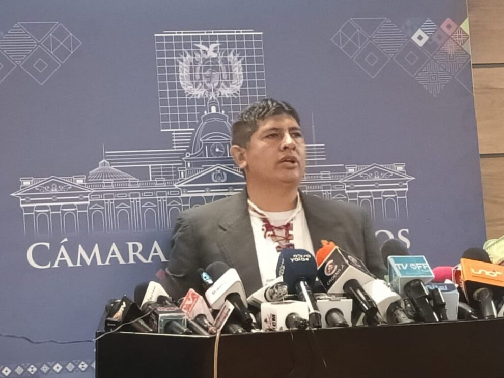 Rolando Cuéllar critica a Evo Morales en conferencia de prensa