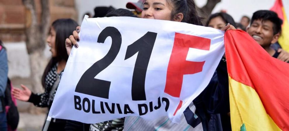 Banderazo 21F en conmemoración de la victoria del NO
