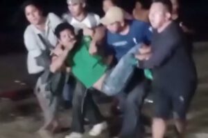 Herido de bala siendo llevado a un centro médico en Mapiri
