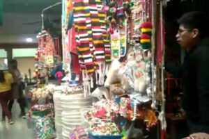 Prendas de tinkus en el mercado Simón Bolívar