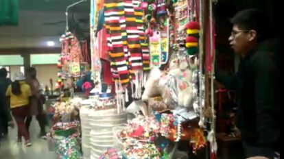 Prendas de tinkus en el mercado Simón Bolívar