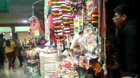 Prendas de tinkus en el mercado Simón Bolívar