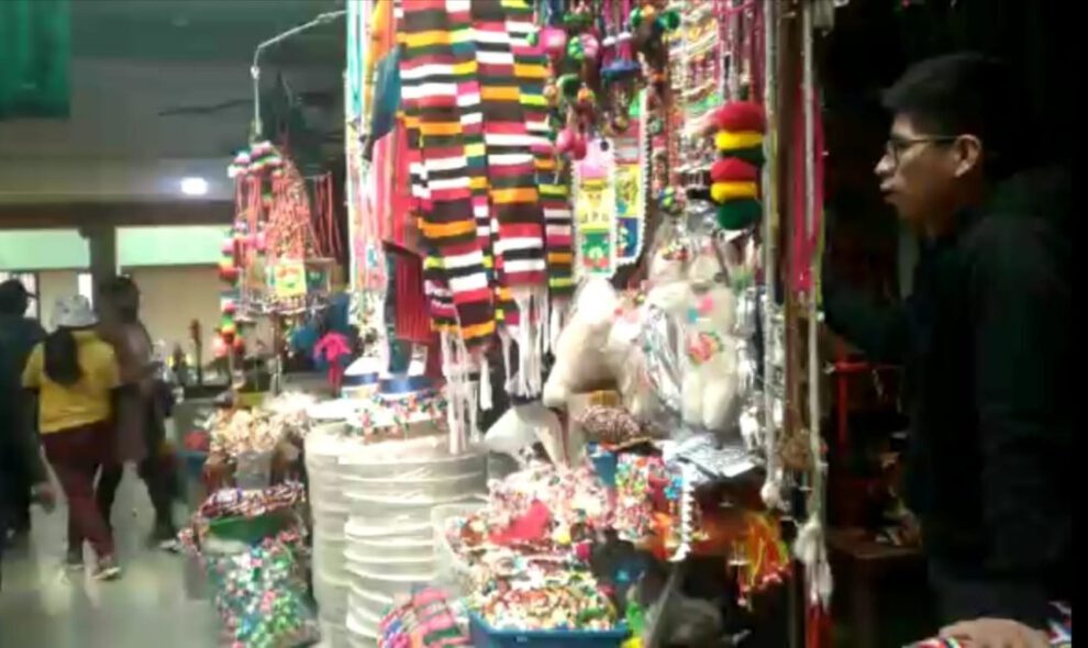 Prendas de tinkus en el mercado Simón Bolívar